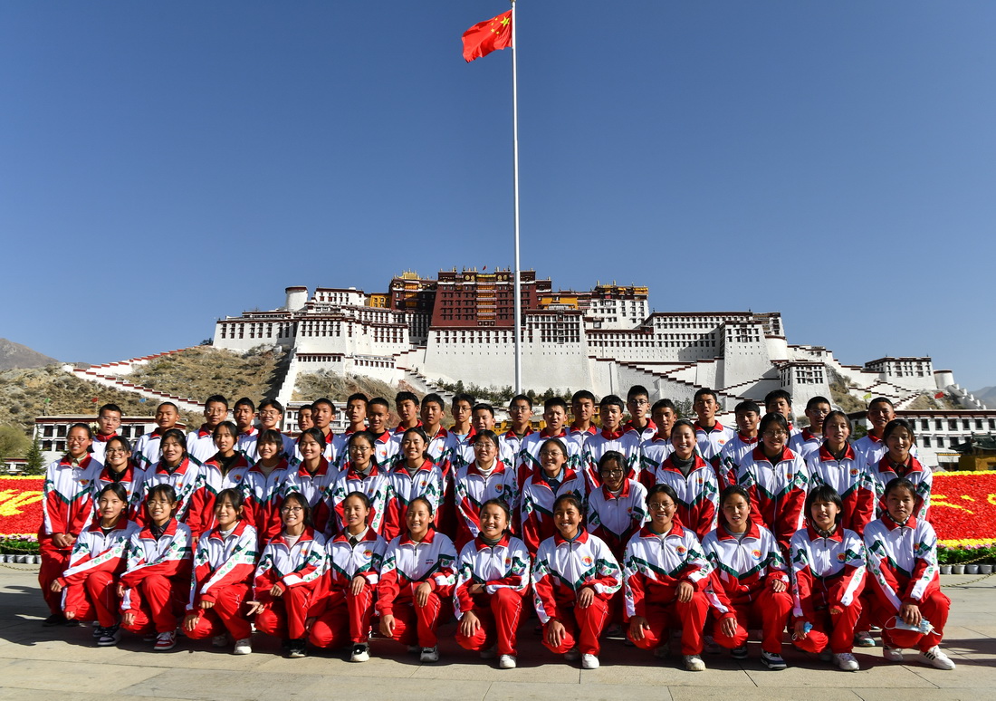 3月28日，布达拉宫广场举行升国旗仪式，庆祝西藏百万农奴解放纪念日。这是学生代表在合影留念。新华社记者 晋美多吉 摄