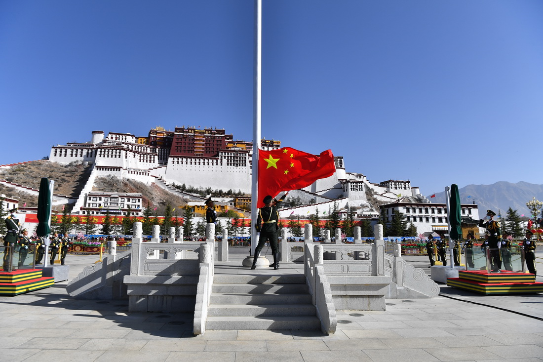 3月28日，布達拉宮廣場舉行升國旗儀式，慶祝西藏百萬農奴解放紀念日。新華社記者 晉美多吉 攝