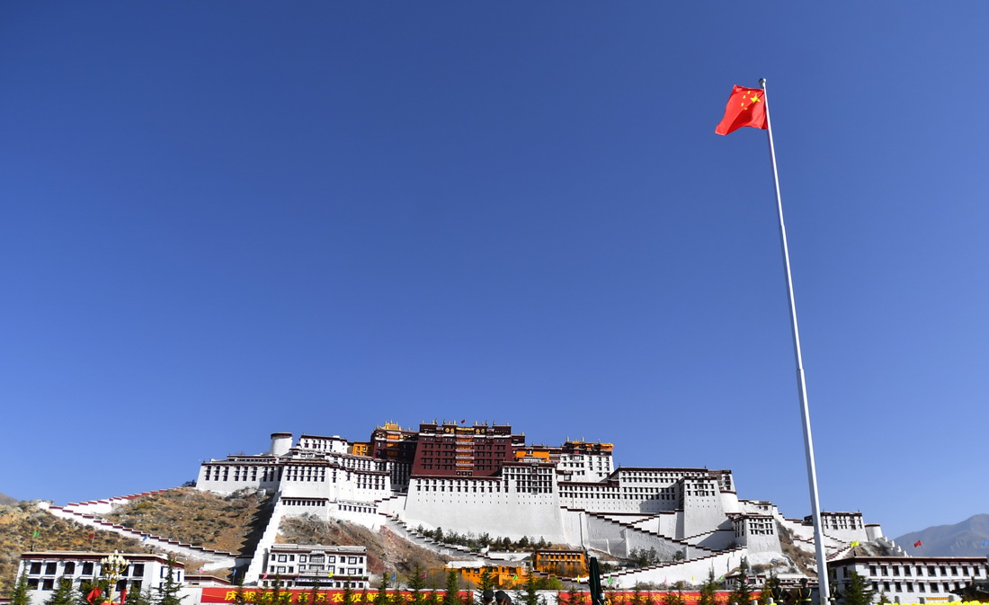 3月28日，布达拉宫广场举行升国旗仪式，庆祝西藏百万农奴解放纪念日。新华社记者 觉果 摄