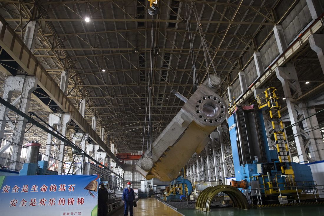 3月28日，工人在哈電集團哈爾濱汽輪機廠有限責任公司生產車間作業。新華社記者 張濤 攝