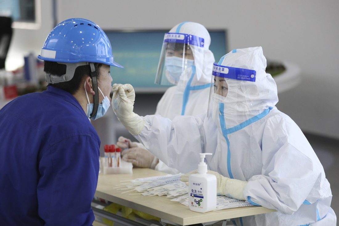 3月28日，工人在哈電集團哈爾濱汽輪機廠有限責任公司接受核酸採樣。新華社記者 張濤 攝