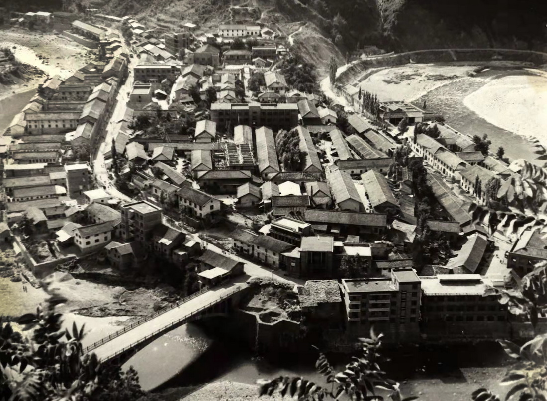 1982年拍攝的鎮坪縣縣城全貌。新華社發（馬玉龍 攝）