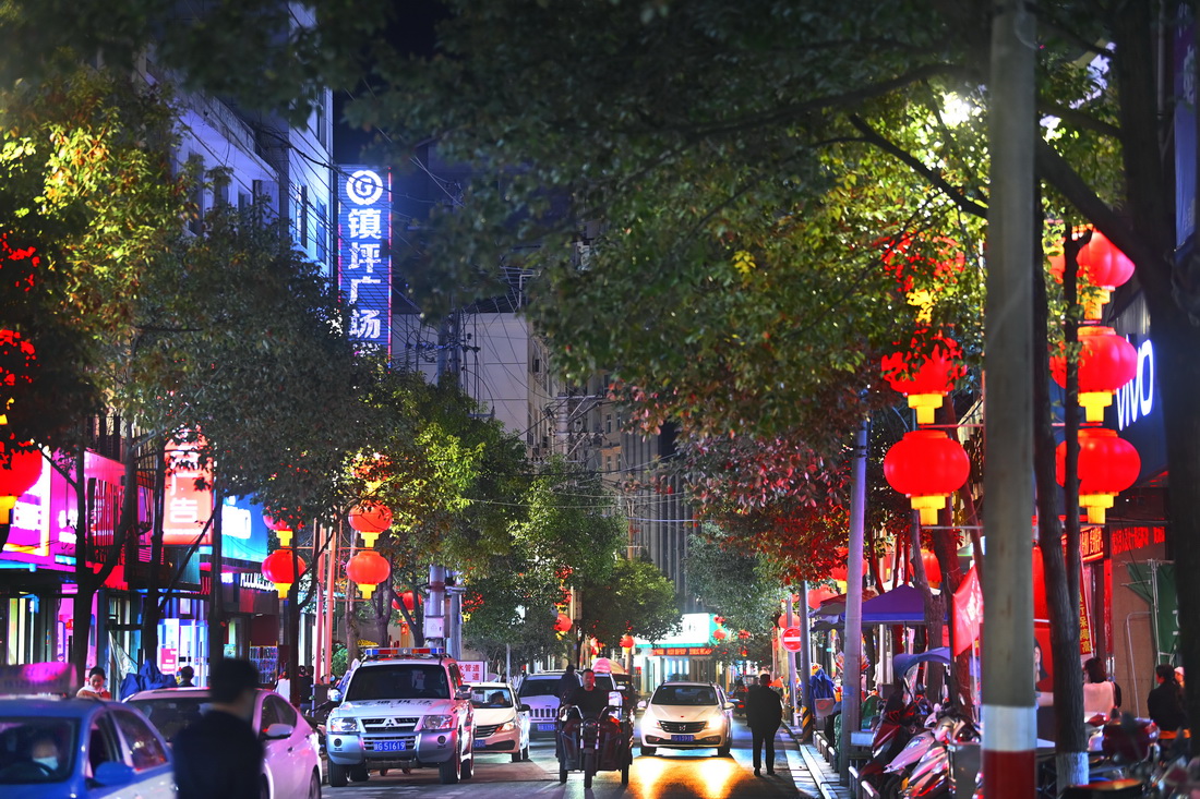 3月27日拍攝的鎮坪縣城街道夜景。新華社記者 陶明 攝
