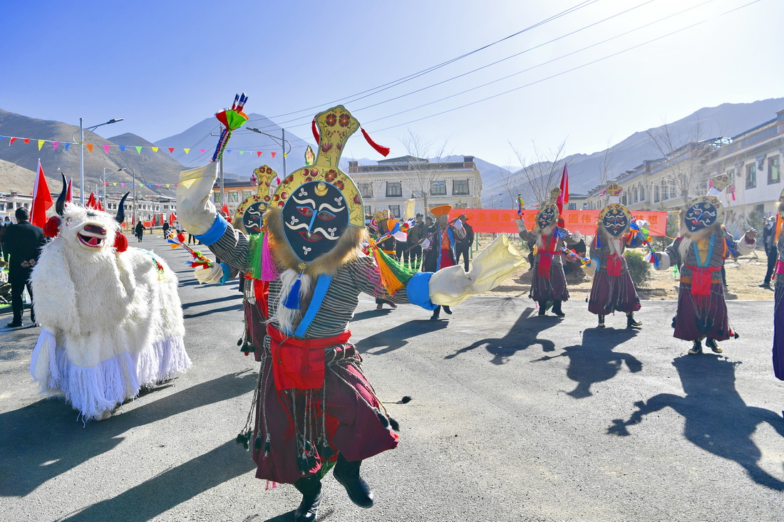 3月28日，南木林縣卡孜鄉群眾在湘河水庫移民新村表演藏戲。