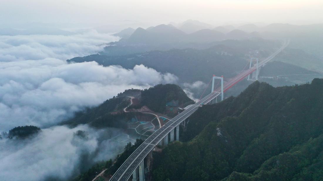 3月28日拍攝的晨霧中的貴黃高速公路陽寶山特大橋和石頭寨特大橋（無人機照片）。