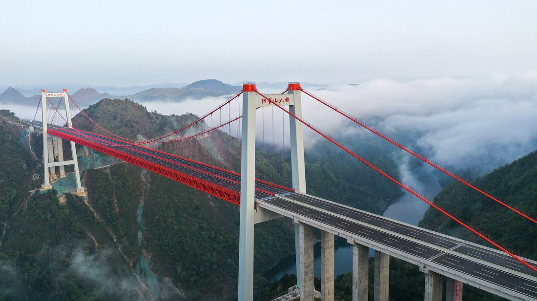 3月28日拍攝的晨霧中的貴黃高速公路陽寶山特大橋（無人機照片）。