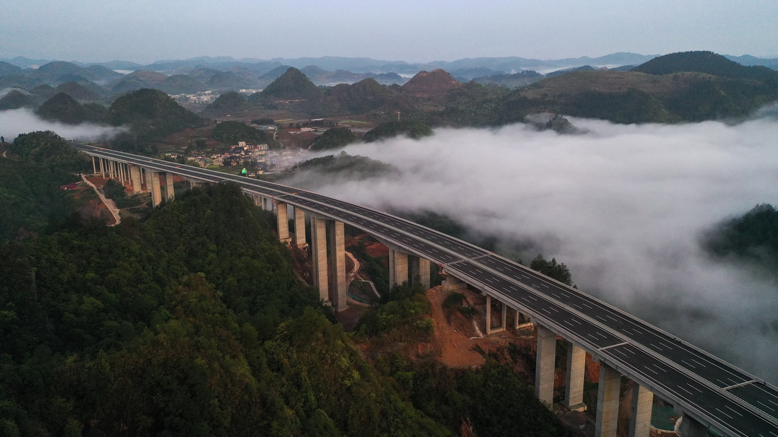 3月28日拍攝的晨霧中的貴黃高速公路石頭寨特大橋（無人機照片）。