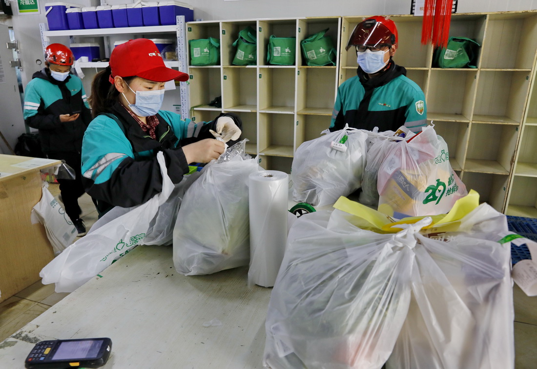3月28日，在上海市金山区山阳镇的叮咚买菜站点，工作人员在准备为居民配送订单。