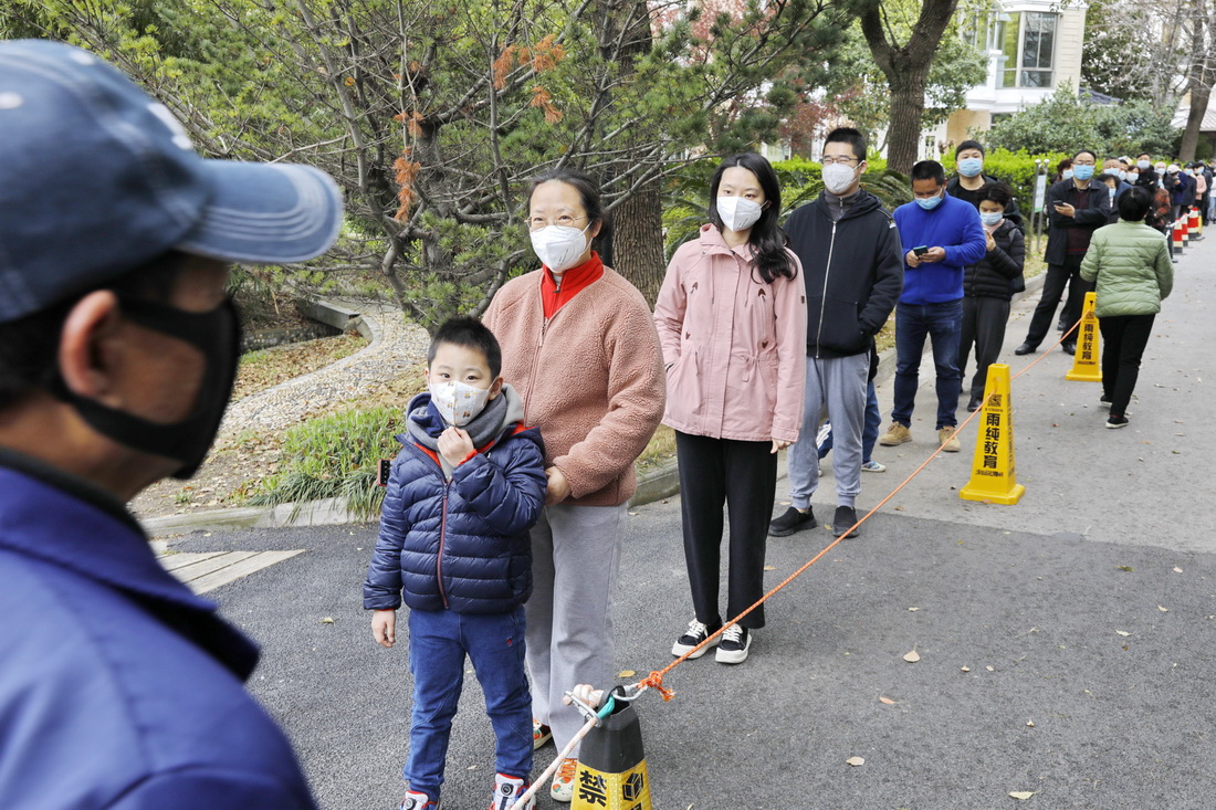 3月28日，在上海市金山区山阳镇一小区，居民排队等待核酸采样。