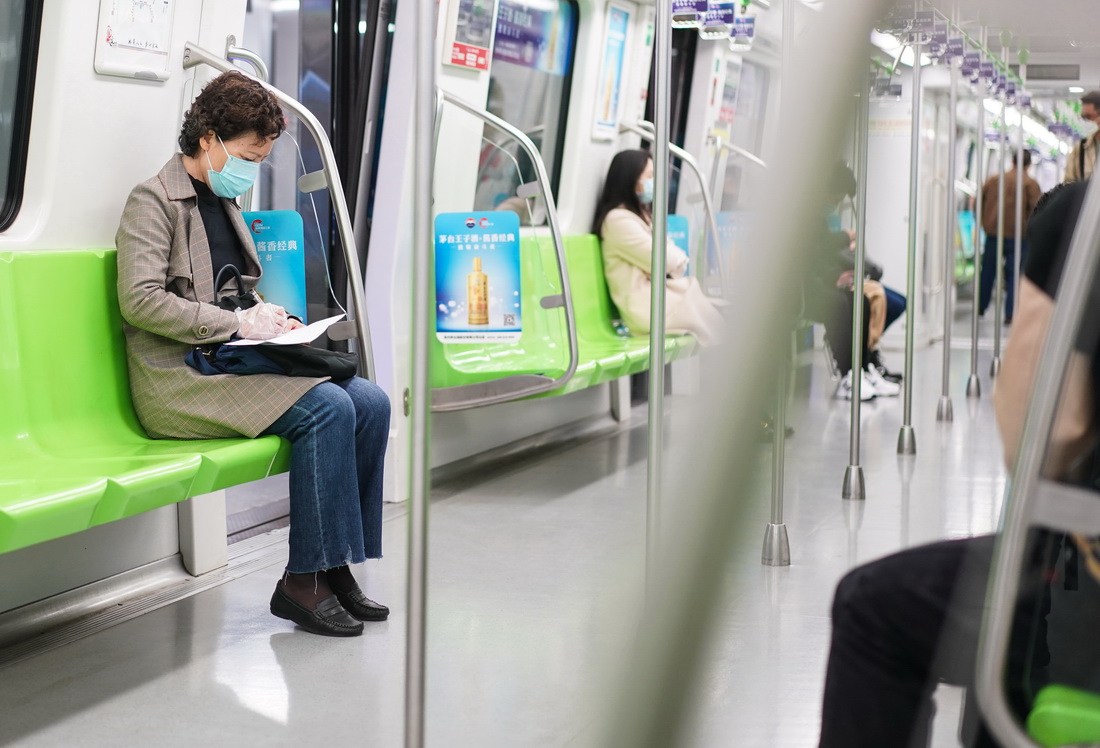 3月30日，乘客在从江宁区发出的地铁3号线列车上。