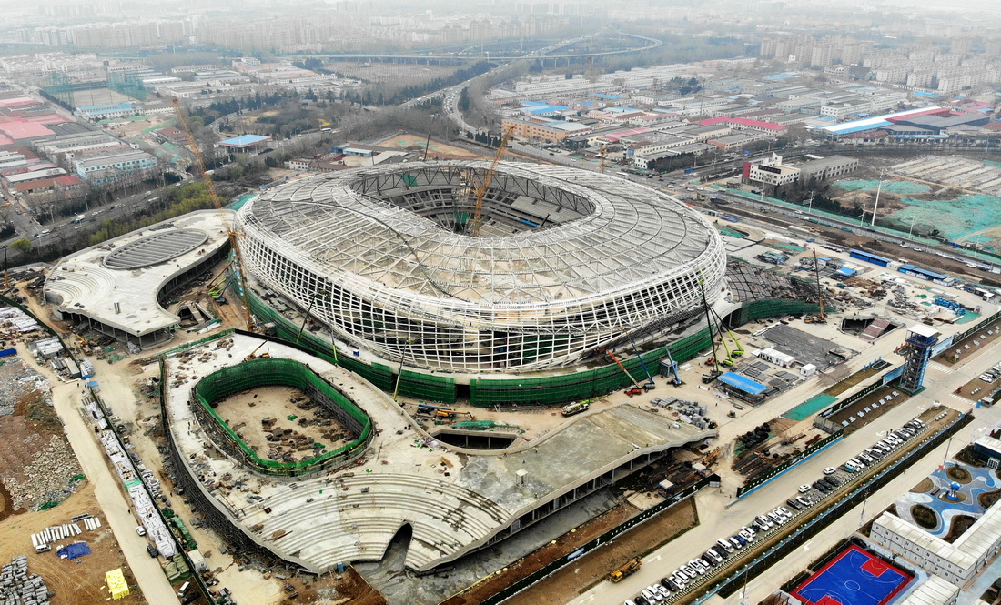 建設中的青島青春足球場（3月30日攝，無人機照片）。