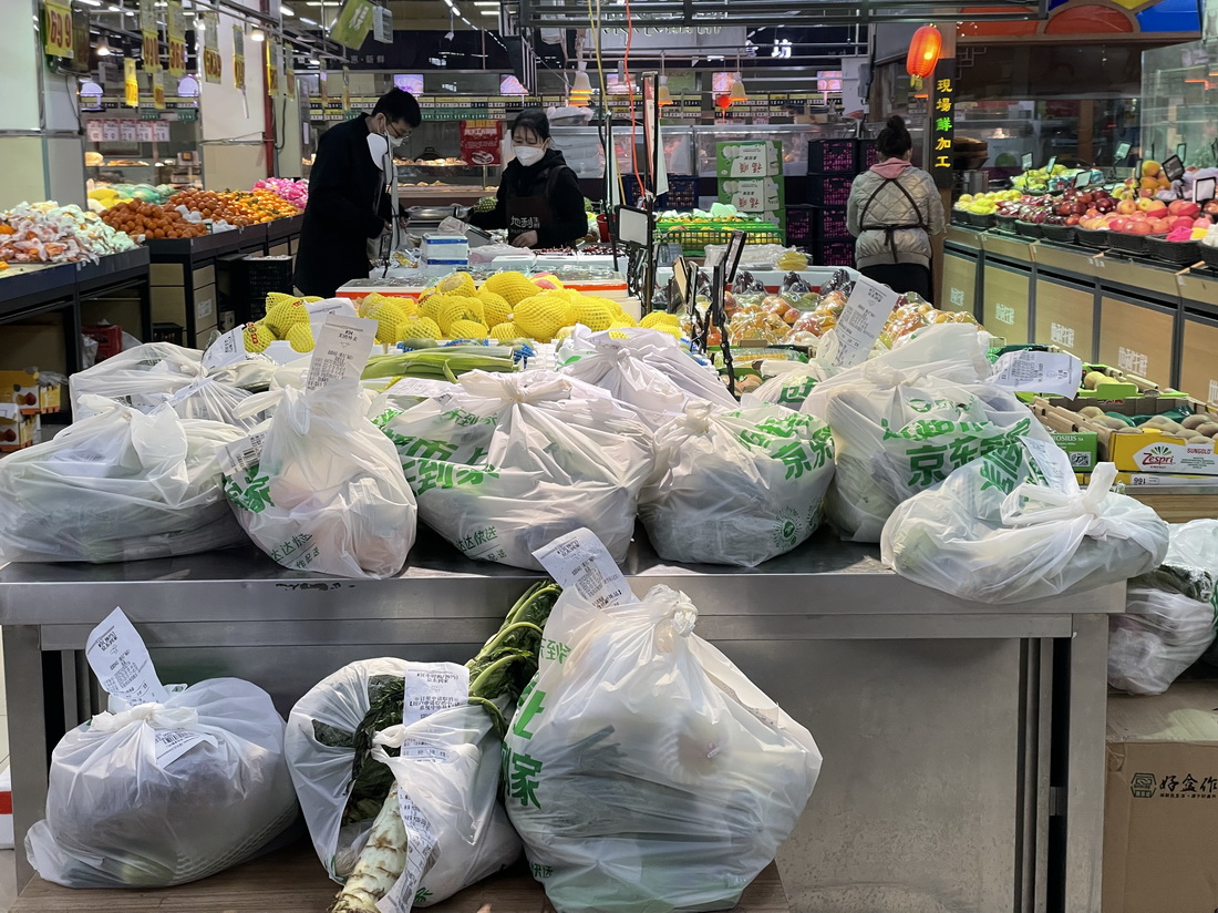 3月30日，沈阳市的一家商超内等待取走的各类蔬果外卖订单（手机照片）。