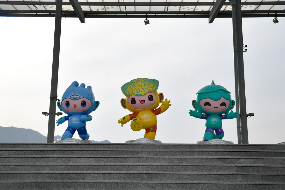 這是2022年3月29日在桐廬馬術中心觀眾看台拍攝的杭州亞運會吉祥物宸宸、琮琮、蓮蓮（從左至右）。新華社記者 黃宗治 攝