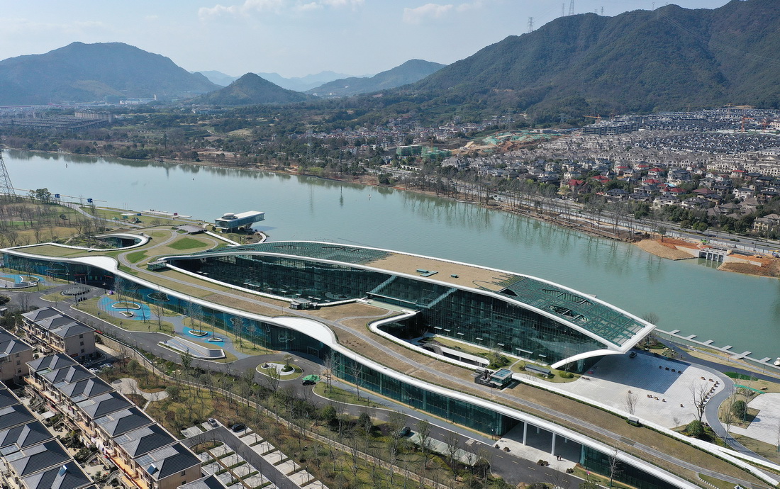 這是2022年3月11日拍攝的富陽水上運動中心（無人機照片）。新華社記者 徐昱 攝