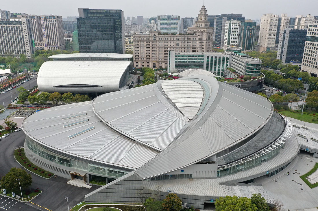 這是2022年3月28日拍攝的浙江黃龍體育中心體育館（無人機照片）。新華社記者 徐昱 攝