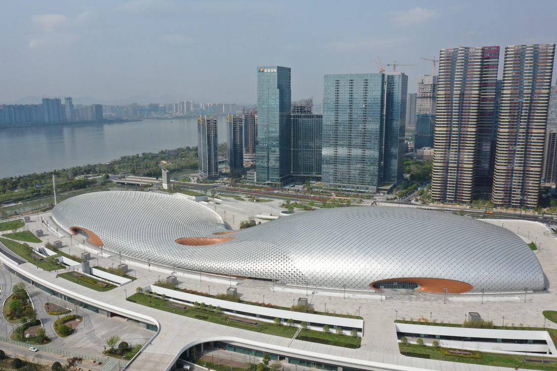 這是2022年3月30日拍攝的杭州奧體中心體育館和游泳館（無人機照片）。新華社記者 黃宗治 攝
