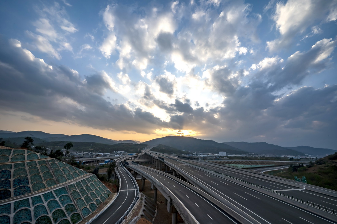 3月29日拍攝的雲南新楚大高速公路。