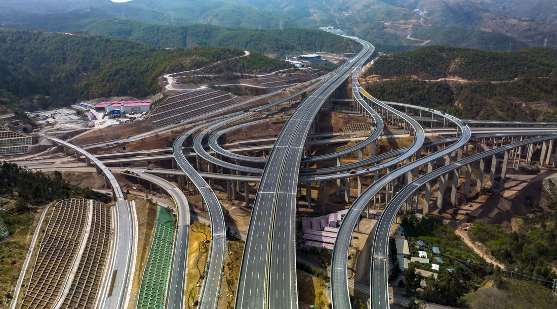 3月29日拍攝的雲南新楚大高速公路（無人機照片）。