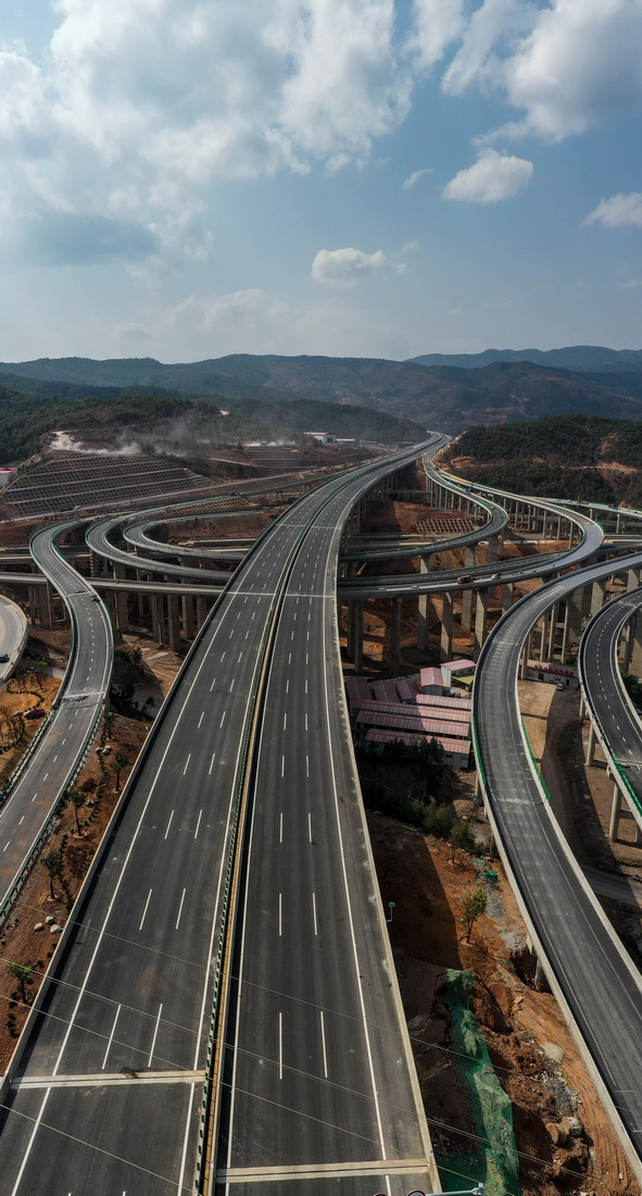 3月29日拍攝的雲南新楚大高速公路（無人機照片）。