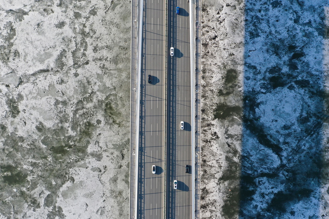 3月31日拍攝的鬆浦大橋和鬆花江哈爾濱段江面（無人機照片）。