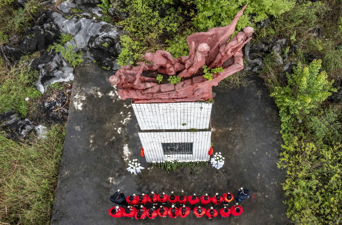 4月1日，學生在貴州省黔西市大關鎮紅軍搶渡鴨池河天險紀念碑前默哀（無人機照片）。新華社發（范暉攝）