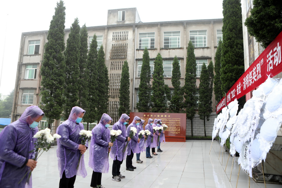 4月1日，重慶市永川區紅爐鎮志願者在新店烈士陵園開展追思英烈活動。新華社發（陳仕川攝）