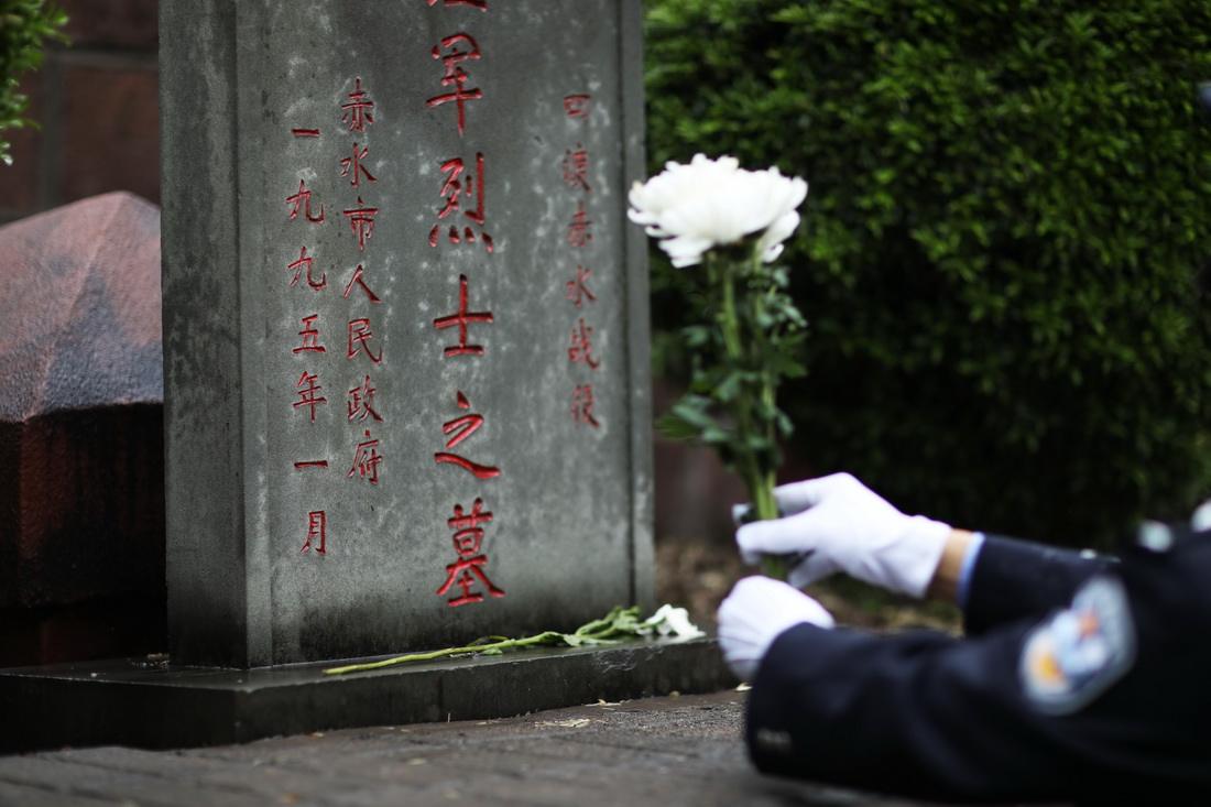 4月1日，在貴州省赤水市紅軍烈士陵園，民警向紅軍烈士墓敬獻鮮花。新華社發（王長育攝）