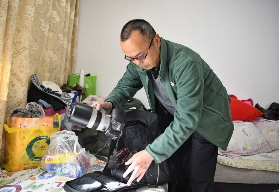 3月23日，何曉安在准備觀鳥和拍鳥的設備。新華社記者 劉坤 攝