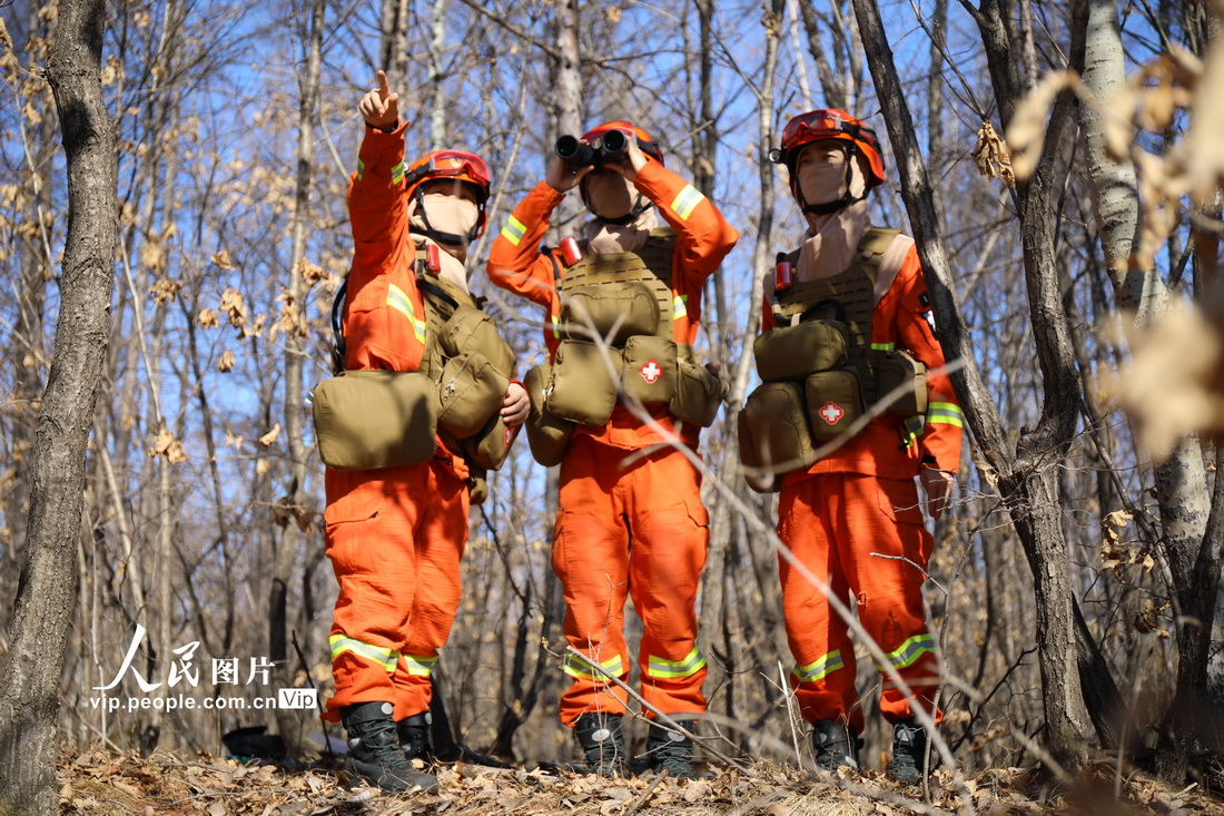 2022年4月1日，黑龙江省森林消防总队黑河市支队森林消防员进行实地研判。