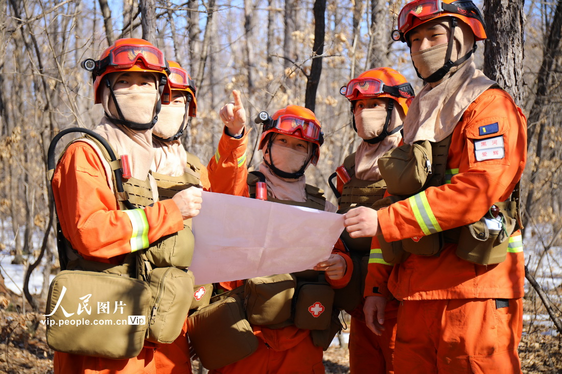 2022年4月1日，黑龍江省森林消防總隊黑河市支隊森林消防員進行實地研判。