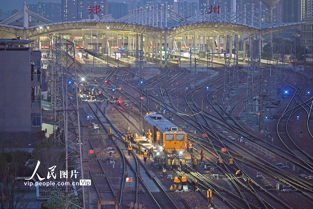 郑州：数字化捣固作业保障铁路安全畅通