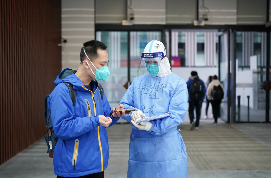 4月3日，安徽省援滬醫療隊隊員朱明華（右）在復興館方艙醫院內工作。