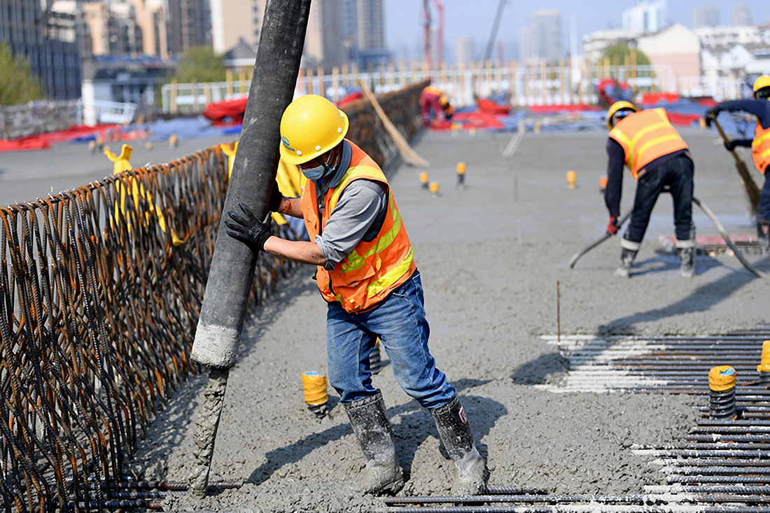 4月3日，中铁四局工人在安徽合肥金寨路快速化改造工程施工现场作业。