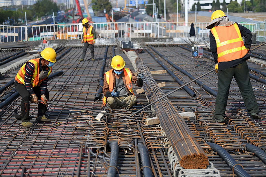 4月3日，中鐵四局工人在安徽合肥金寨路快速化改造工程施工現場作業。