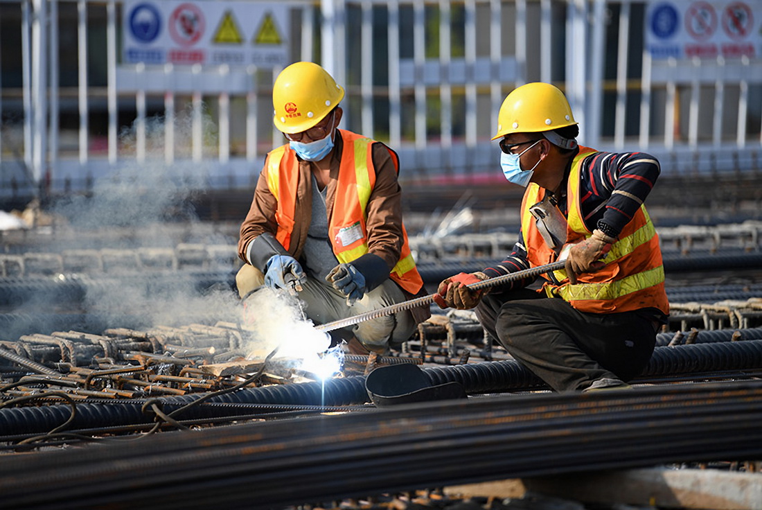 4月3日，中鐵四局工人在安徽合肥金寨路快速化改造工程施工現場作業。