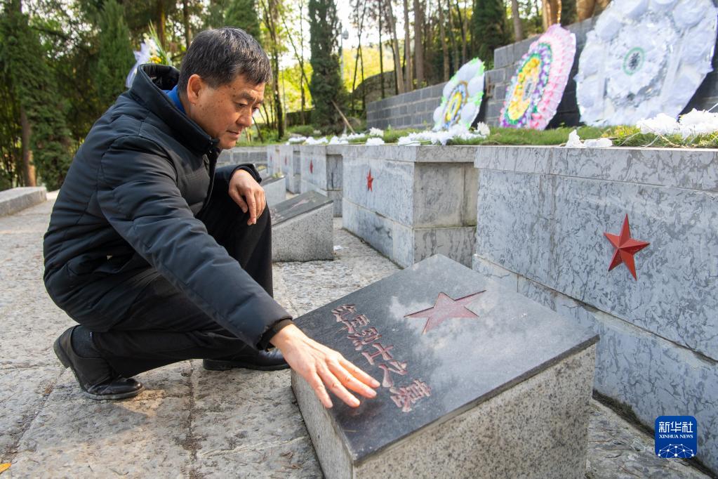 4月2日，赵福乾在红军烈士墓前。