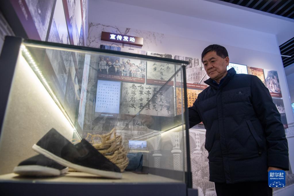 4月2日，在石壕红军烈士墓陈列馆，赵福乾在展品前驻足。