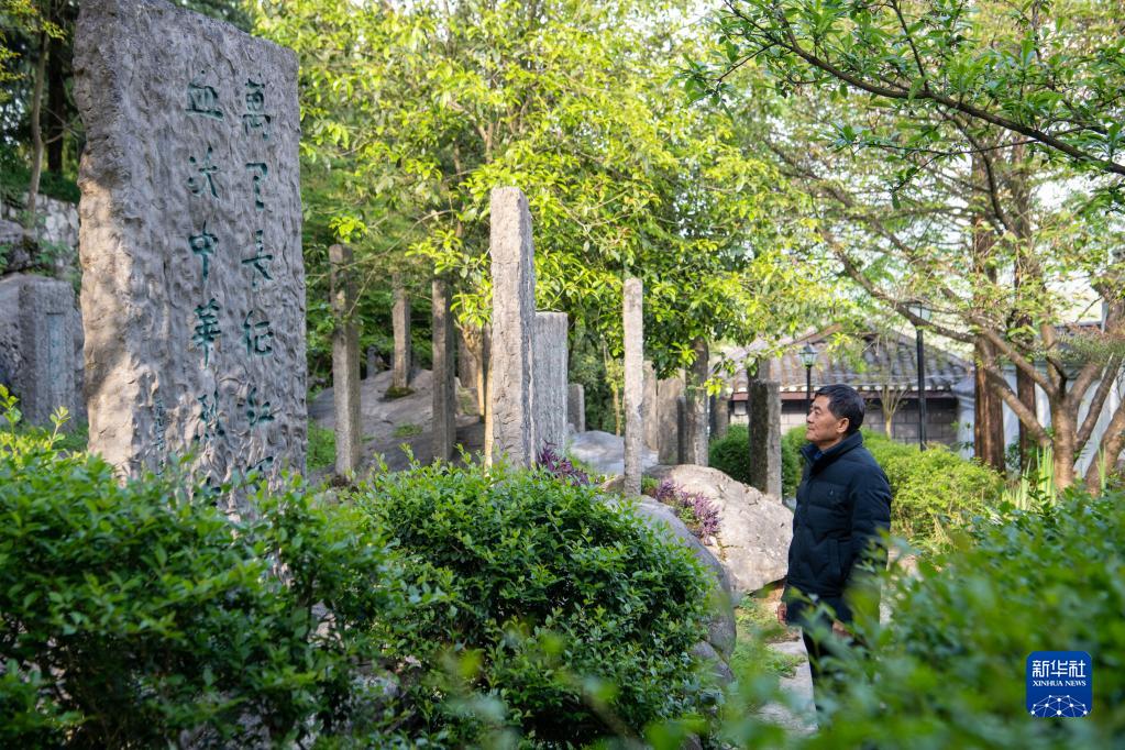 4月2日，赵福乾在石壕红军烈士陵园内巡查。