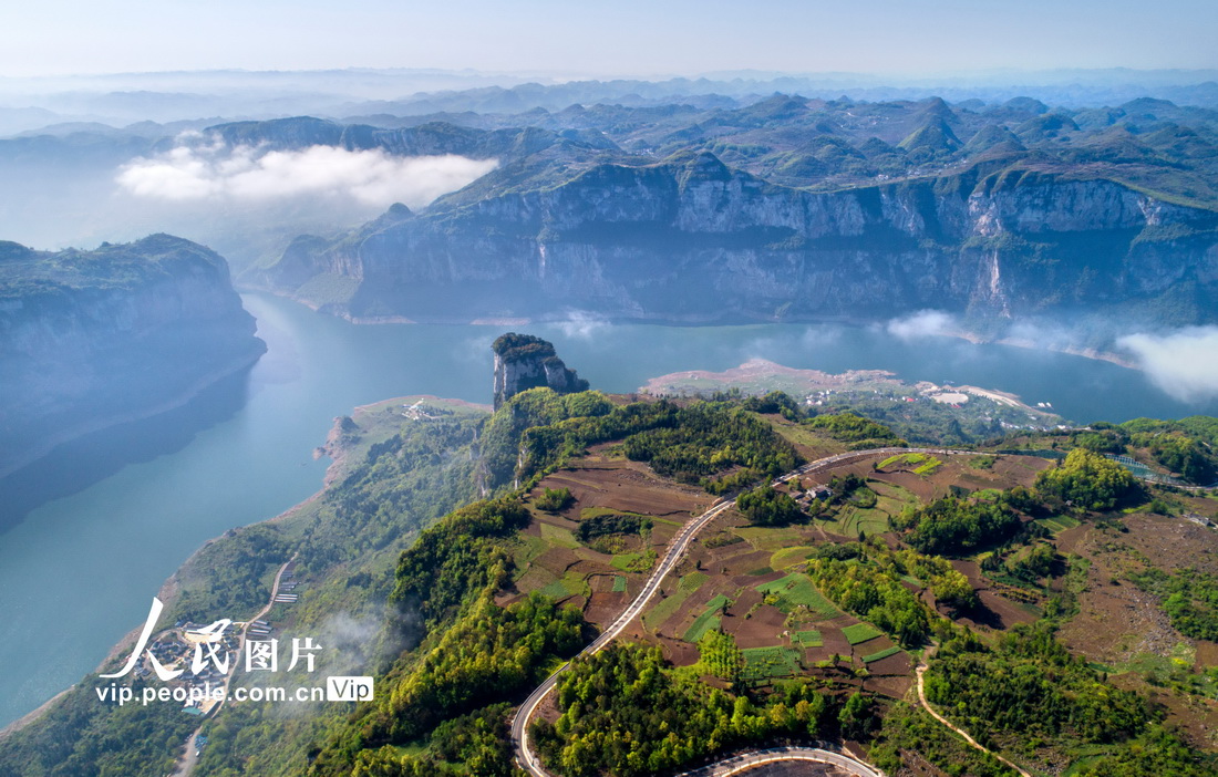 2022年4月3日拍摄的贵州省黔西市新仁苗族乡境内的乌江一级支流六冲河。