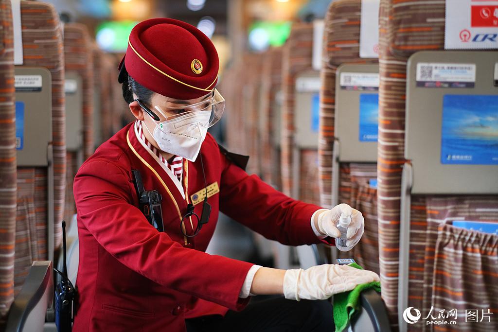 4月6日，鐵路天津客運段京津城際列車乘務人員對列車設施進行消毒作業。