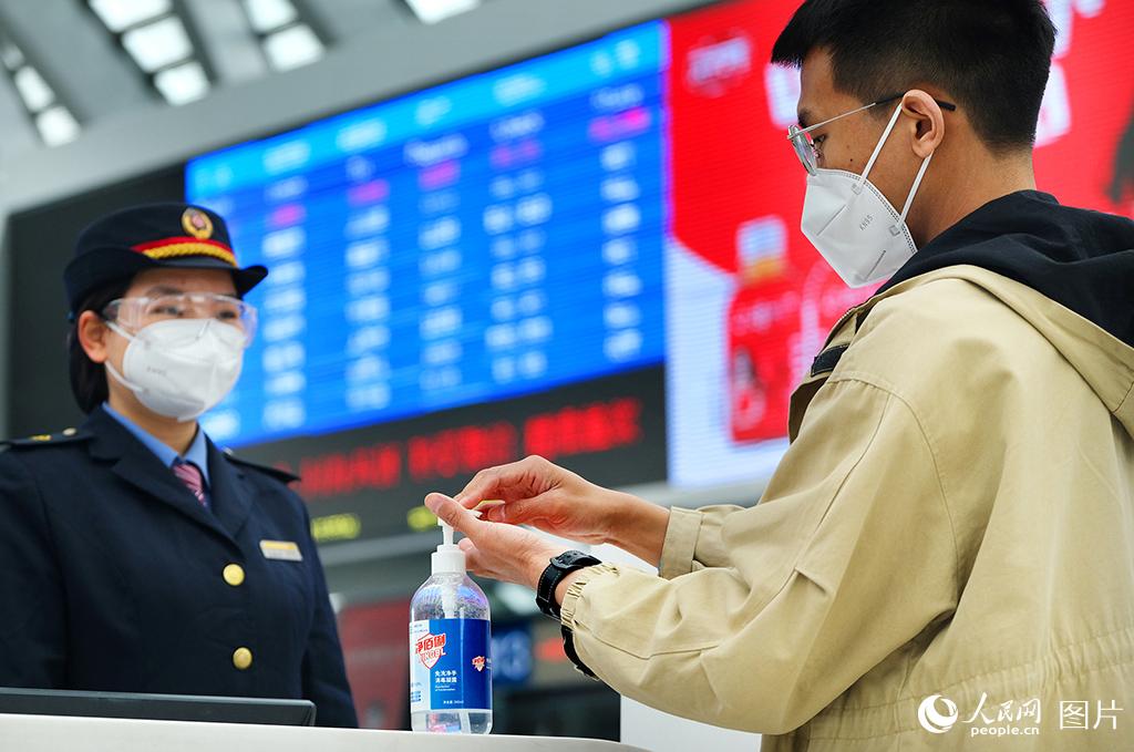 4月6日，鐵路天津西站候車大廳為旅客提供免費的消毒用品。