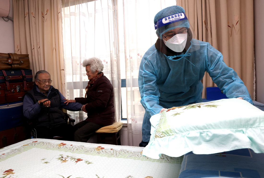 4月5日，志愿者翁耀�N（右一）帮助老人整理房间。