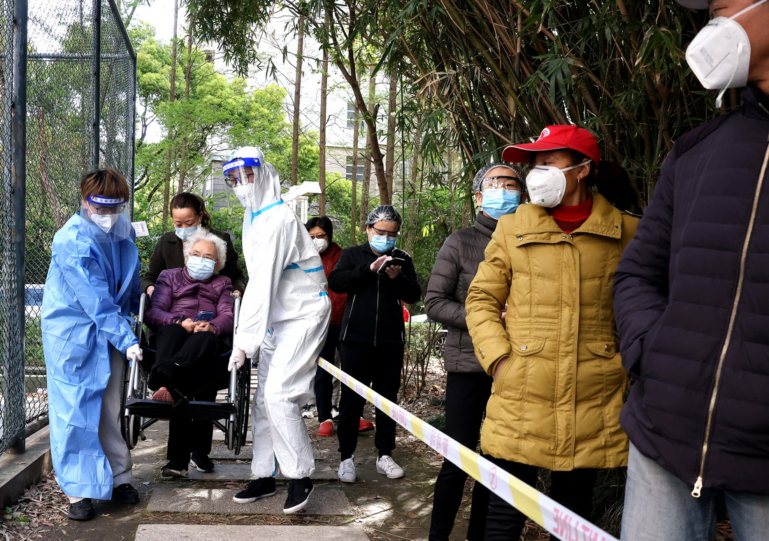 4月4日，社区志愿者协助行动不便的老人袁秀清出门检测核酸。