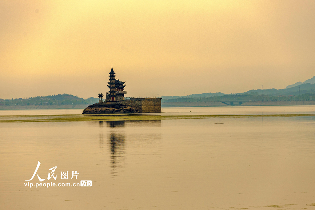 2022年4月6日，中国最大的淡水湖――鄱阳湖逐渐进入丰水期，湖中标志性地标落星墩又一次没入水中。