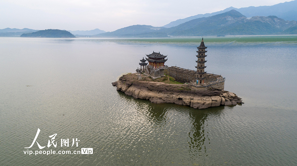 2022年4月6日，中国最大的淡水湖――鄱阳湖逐渐进入丰水期，湖中标志性地标落星墩又一次没入水中。