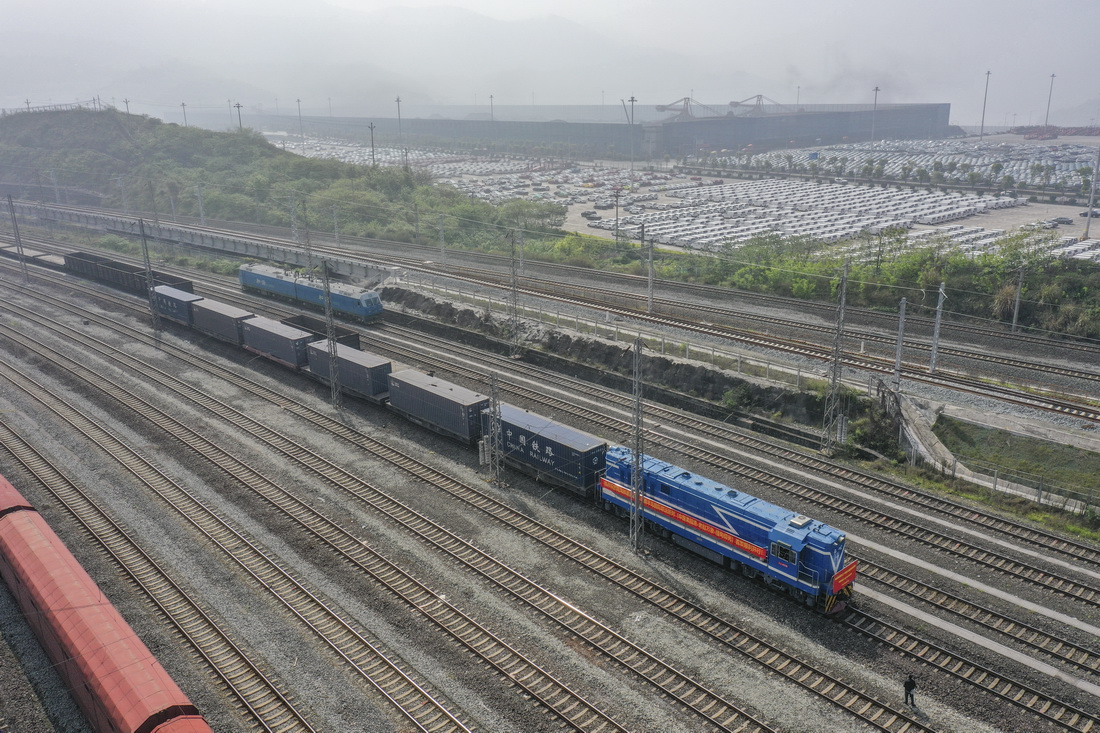 4月7日，長江—中南半島國際聯運班列從重慶果園港發出（無人機照片）。