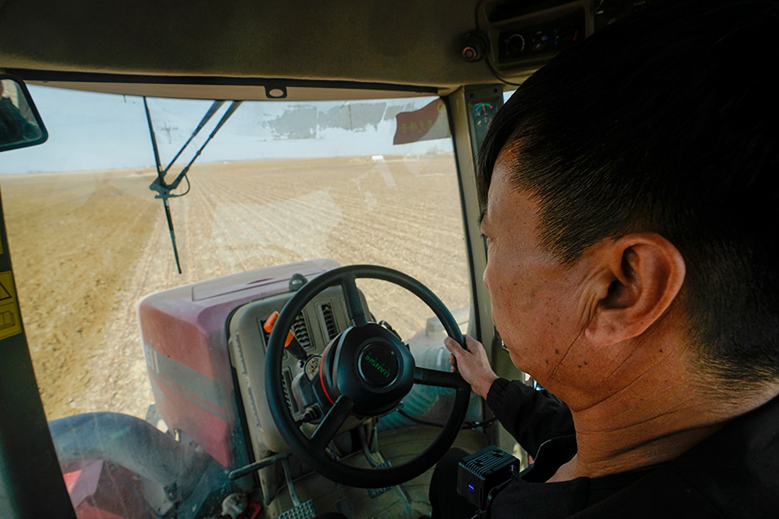 在新疆沙湾市一处棉田里，棉农张俊和驾驶大马力拖拉机犁地（4月2日摄）。新华社记者 赵戈 摄