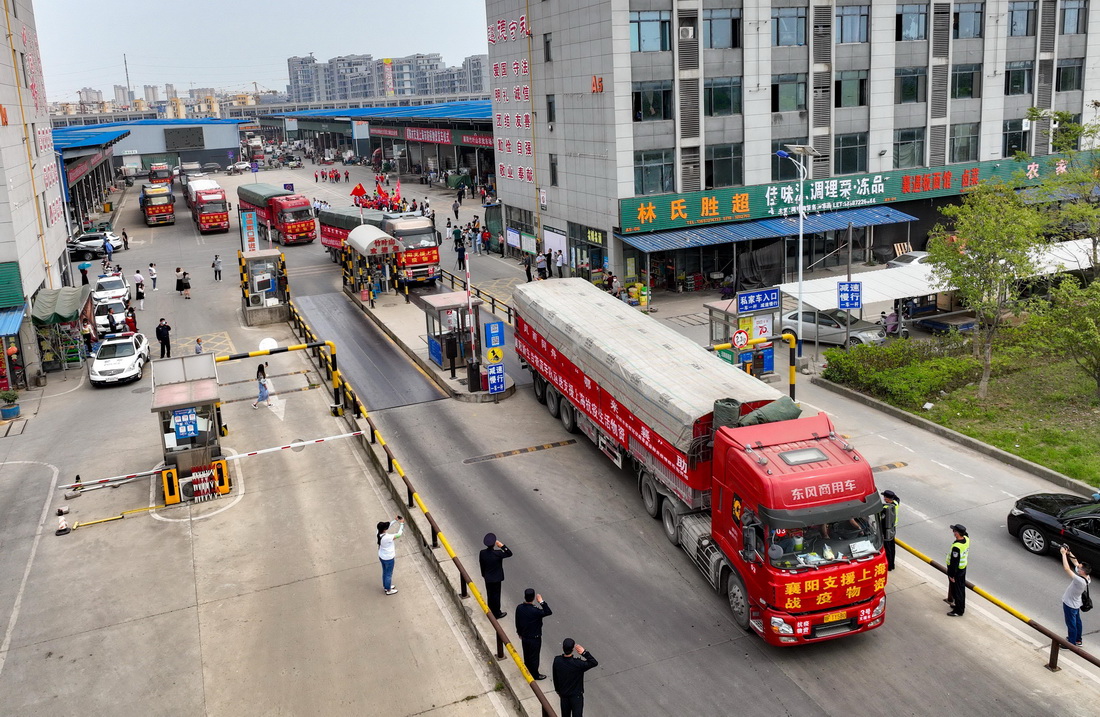 4月9日，裝有蔬菜的車隊從襄陽出發前往上海（無人機照片）。