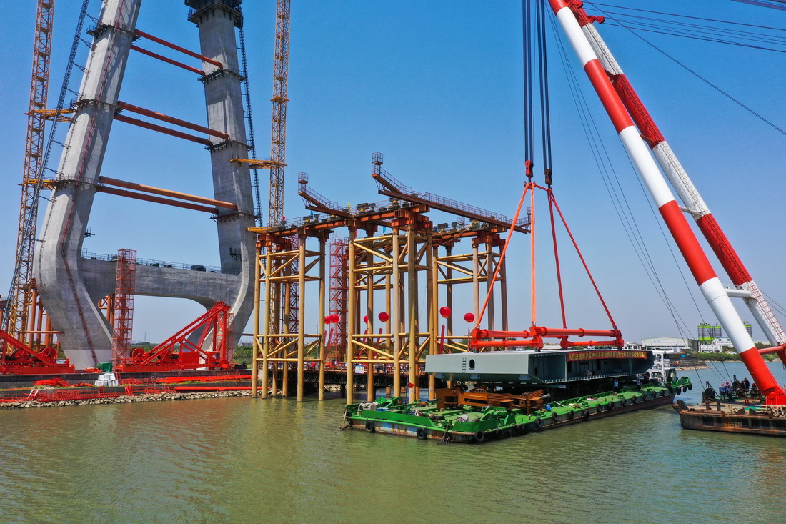 4月10日拍攝的南中高速洪奇門特大橋主橋吊裝架設首片鋼箱梁施工現場（無人機照片）。