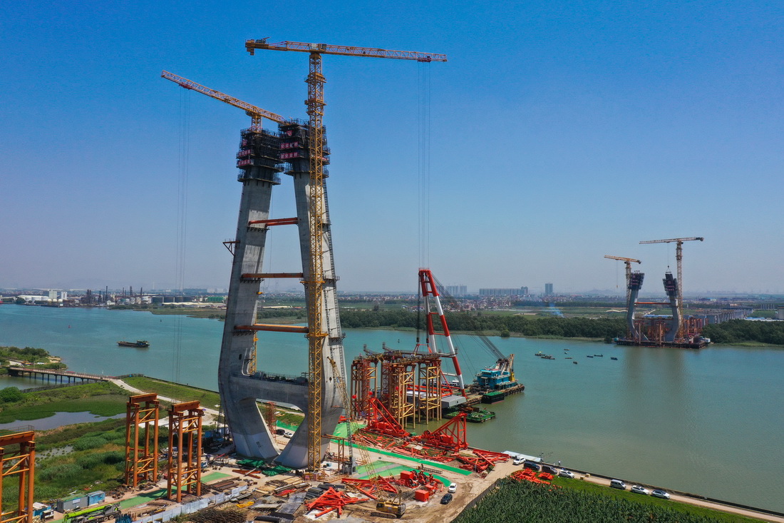4月10日拍攝的南中高速洪奇門特大橋主橋吊裝架設首片鋼箱梁施工現場（無人機照片）。